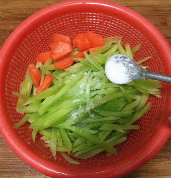 莴笋炒香干步骤2