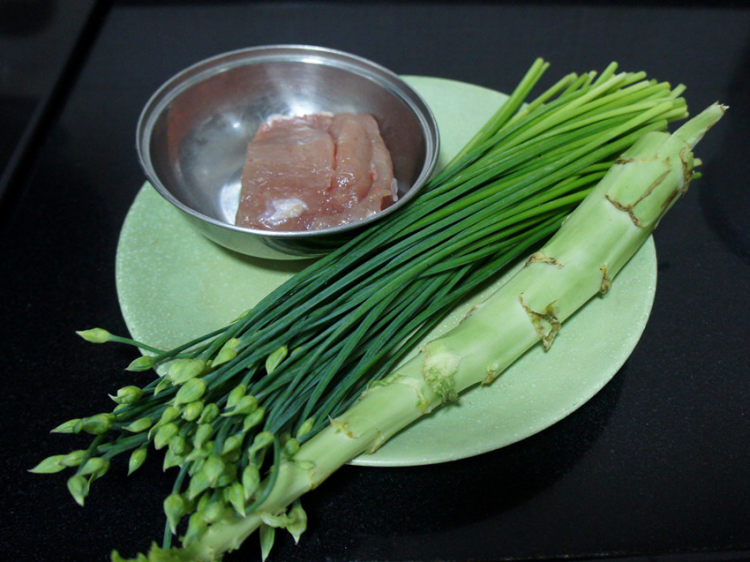 莴笋韭菜炒肉丝步骤1