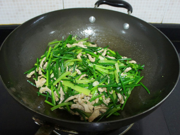 莴笋韭菜炒肉丝步骤7