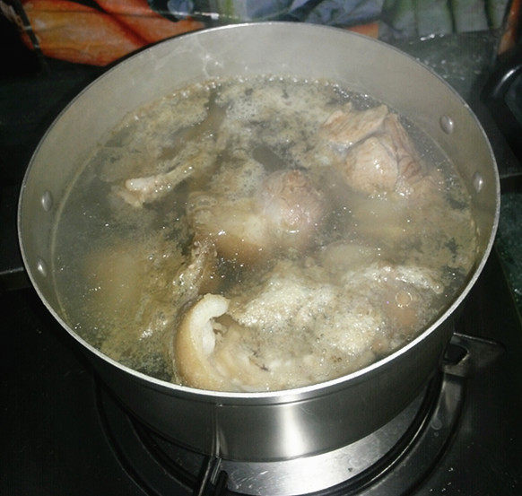 蹄膀莴笋煲步骤2