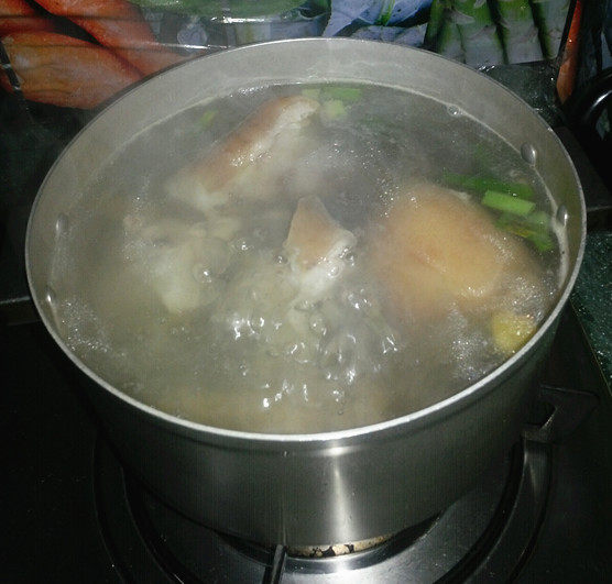 蹄膀莴笋煲步骤4