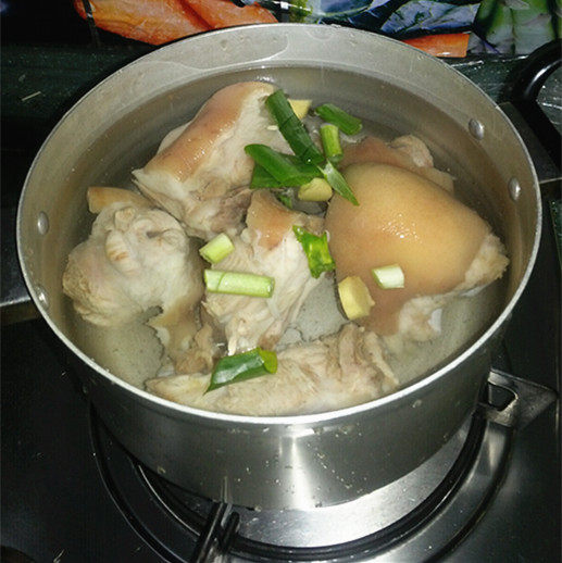 蹄膀莴笋煲步骤3