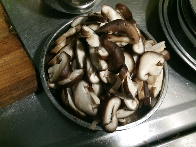 香菇炒莴笋步骤1