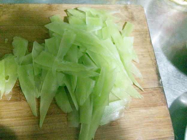 香菇炒莴笋步骤2