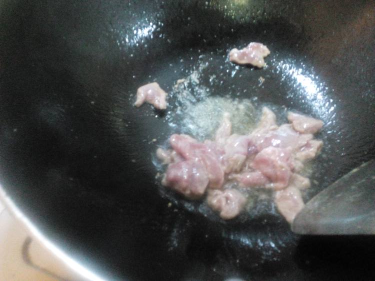 莴笋山药炒肉片步骤5