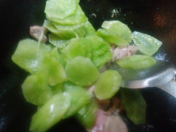 莴笋山药炒肉片步骤6