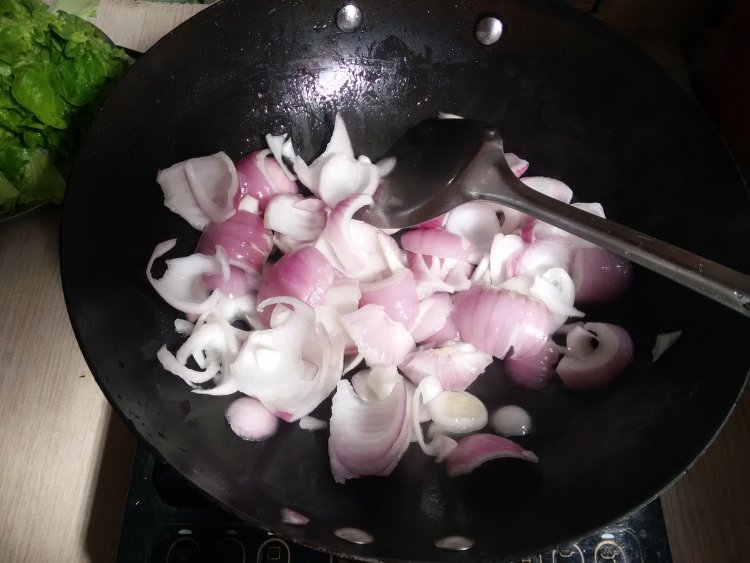 莴笋炒洋葱步骤4