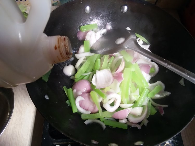 莴笋炒洋葱步骤7