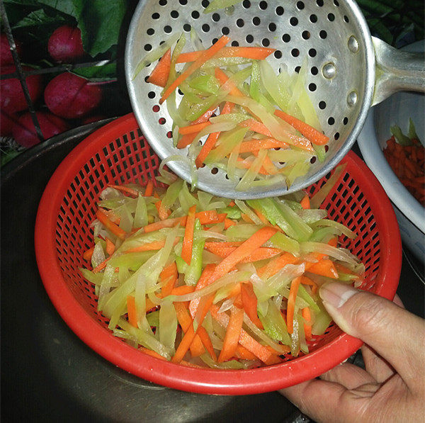 韩式辣莴笋拌胡萝卜步骤9