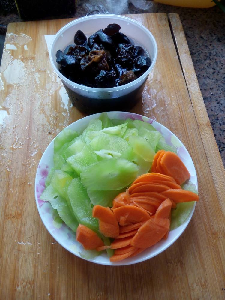 五花肉炒莴笋胡萝卜木步骤2