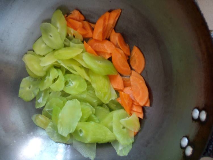 五花肉炒莴笋胡萝卜木步骤5
