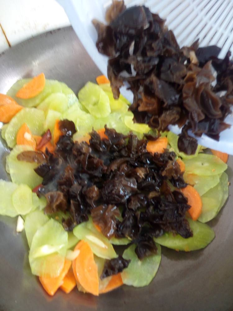 五花肉炒莴笋胡萝卜木步骤6
