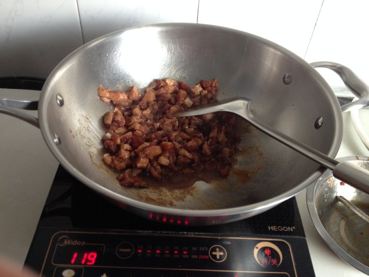炸肉丁炒时蔬步骤2