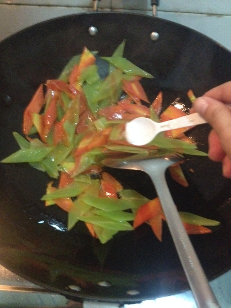莴笋炒胡萝卜步骤5