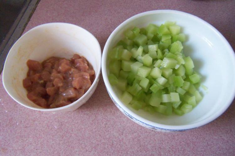 莴笋玉米炒肉丁步骤3