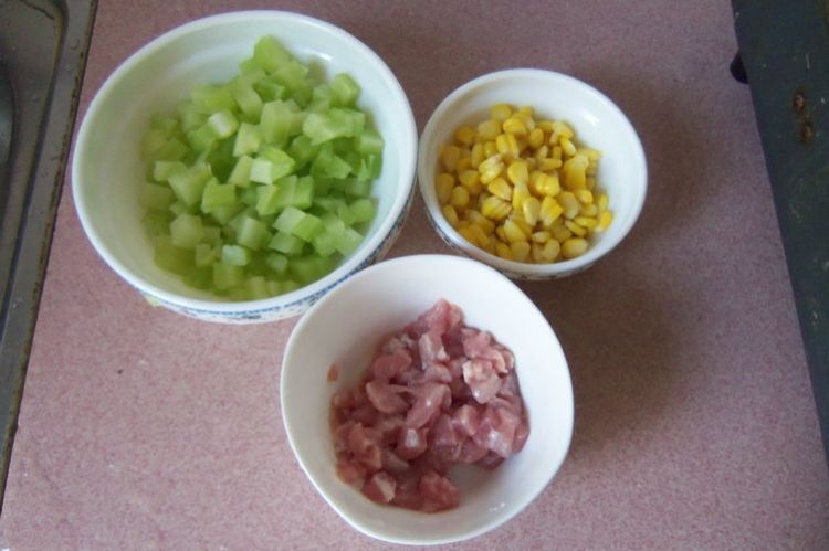 莴笋玉米炒肉丁步骤2