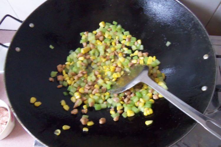 莴笋玉米炒肉丁步骤8