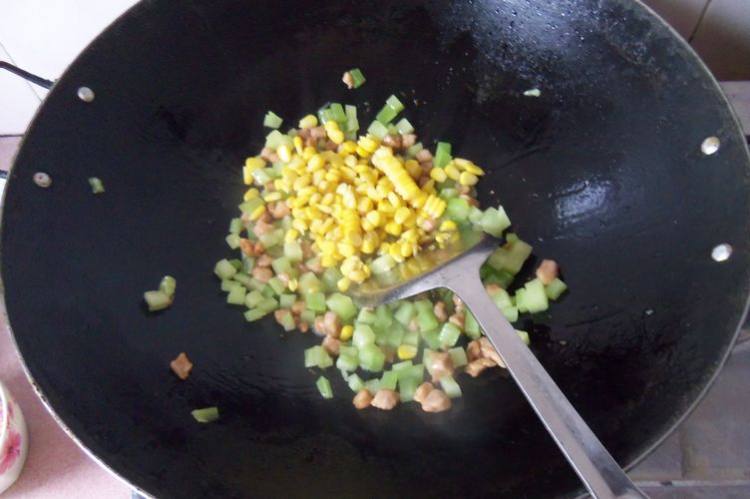 莴笋玉米炒肉丁步骤7