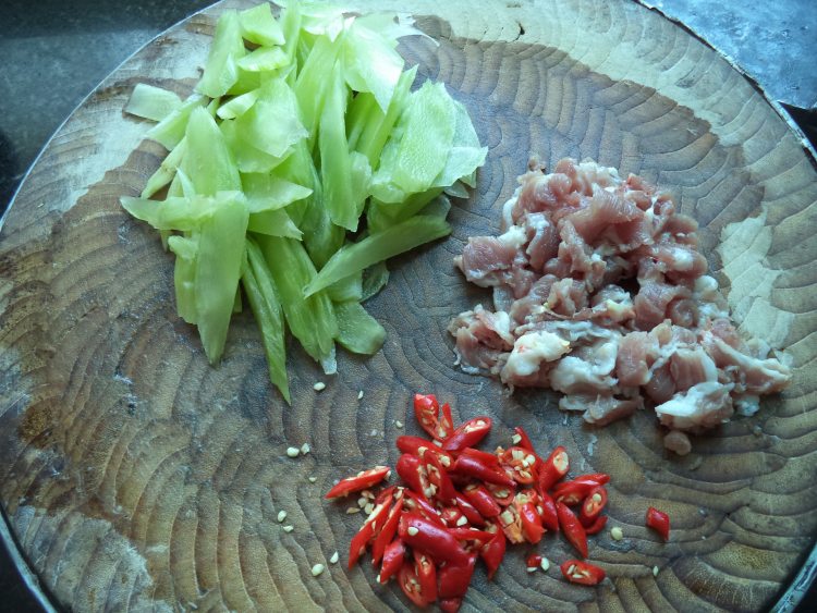 野天椒莴笋片炒肉步骤1