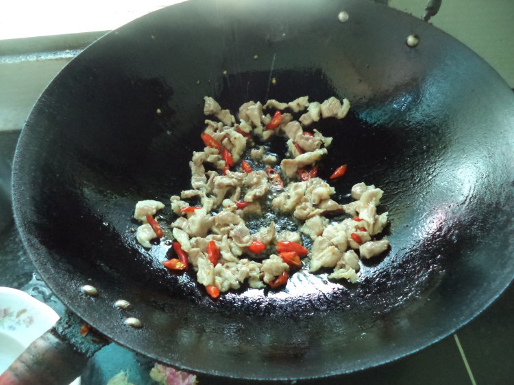 野天椒莴笋片炒肉步骤5