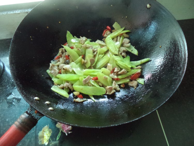 野天椒莴笋片炒肉步骤11