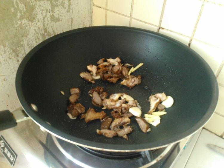 香辣莴笋炒卤肉片步骤3