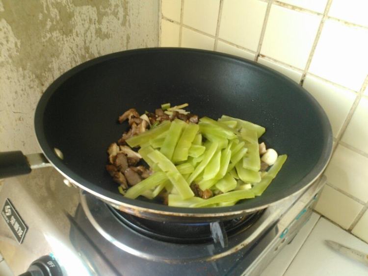 香辣莴笋炒卤肉片步骤5