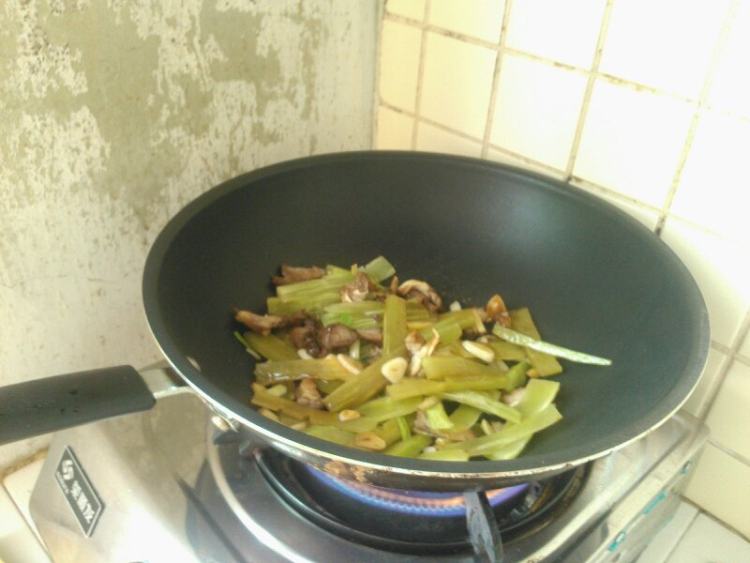 香辣莴笋炒卤肉片步骤6