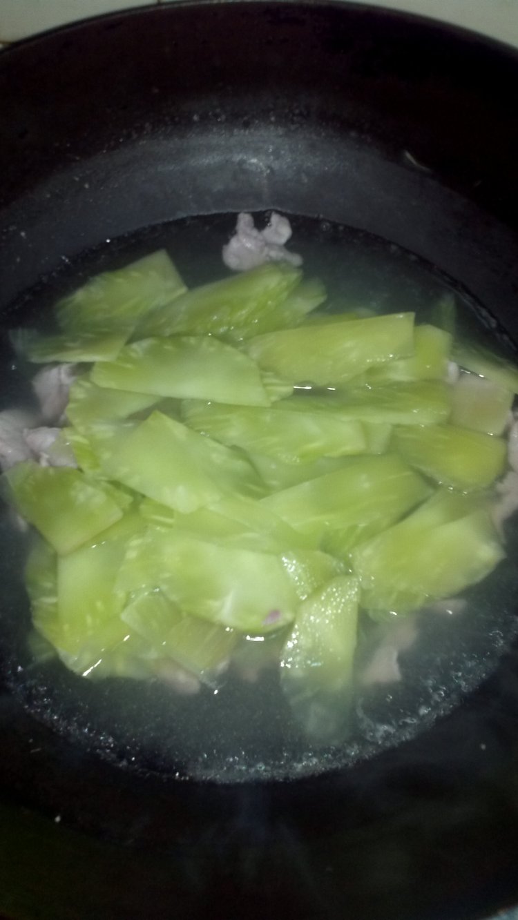 莴笋肉片汤步骤5