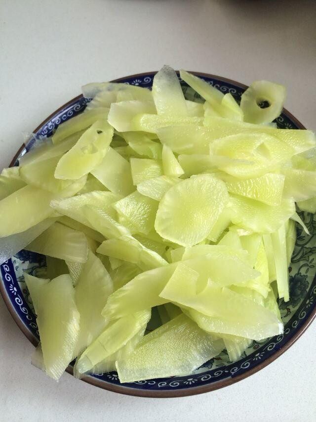 香辣莴笋步骤1