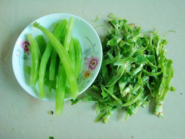 蘸汁莴笋步骤1