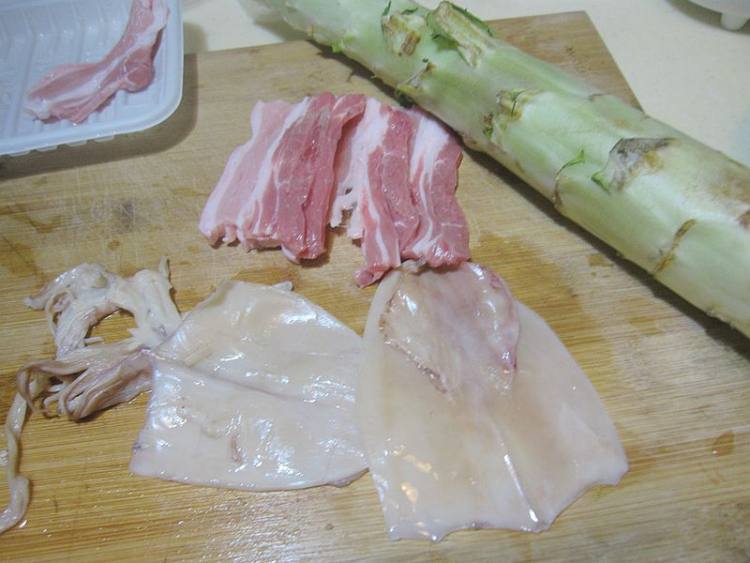 鱿鱼干花肉炒莴笋步骤1