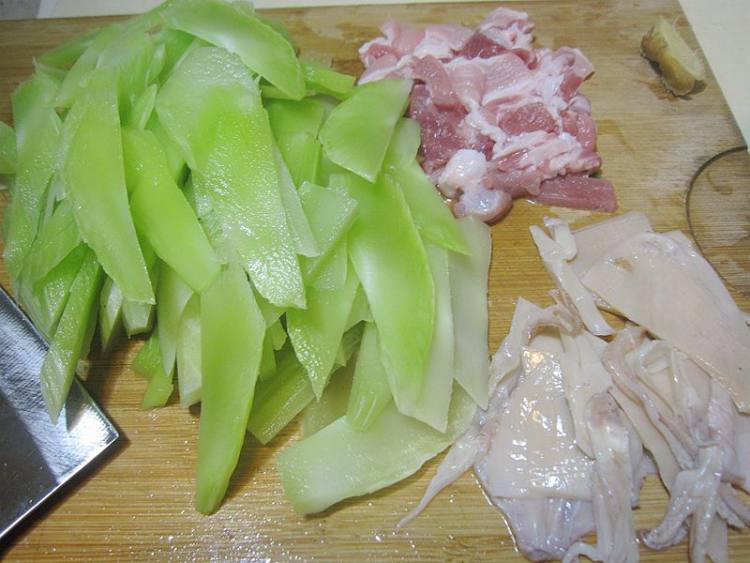 鱿鱼干花肉炒莴笋步骤3