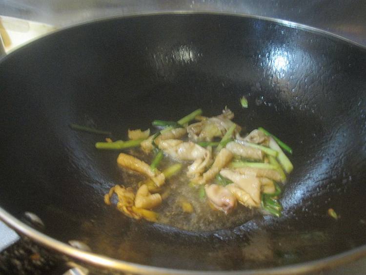 鱿鱼干花肉炒莴笋步骤7