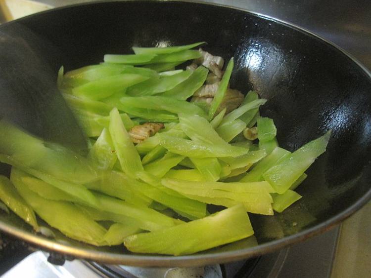 鱿鱼干花肉炒莴笋步骤5