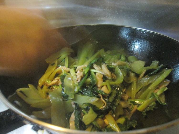 鱿鱼干花肉炒莴笋步骤8