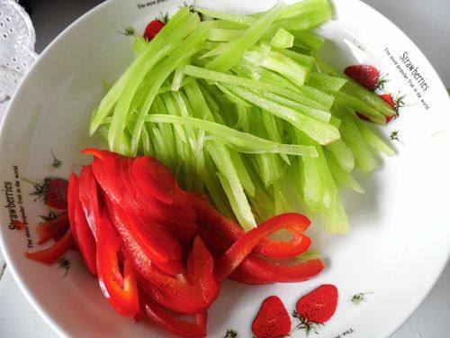 椒麻莴笋拌豆干步骤1