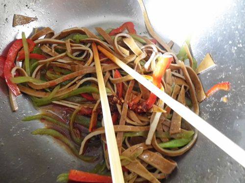 椒麻莴笋拌豆干步骤6