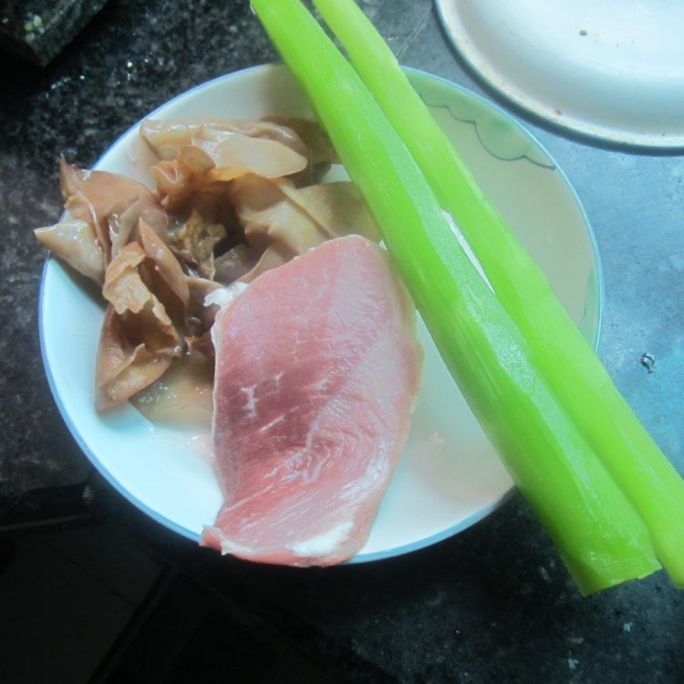 木耳莴笋肉丝步骤1