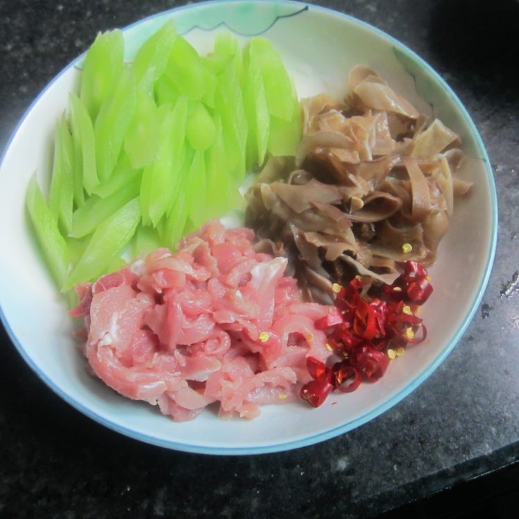 木耳莴笋肉丝步骤2