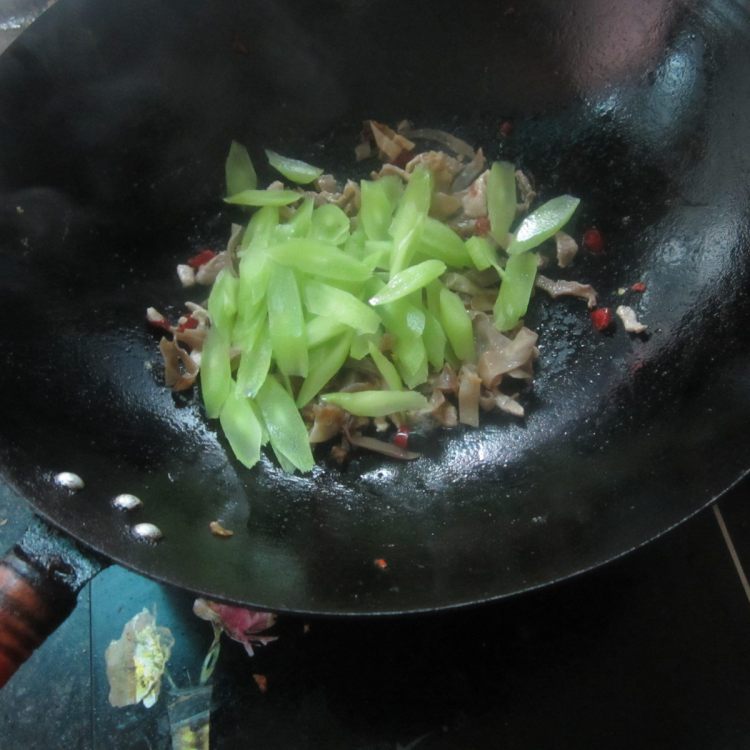 木耳莴笋肉丝步骤5