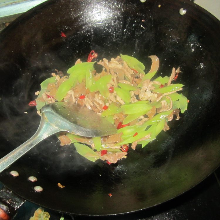 木耳莴笋肉丝步骤7