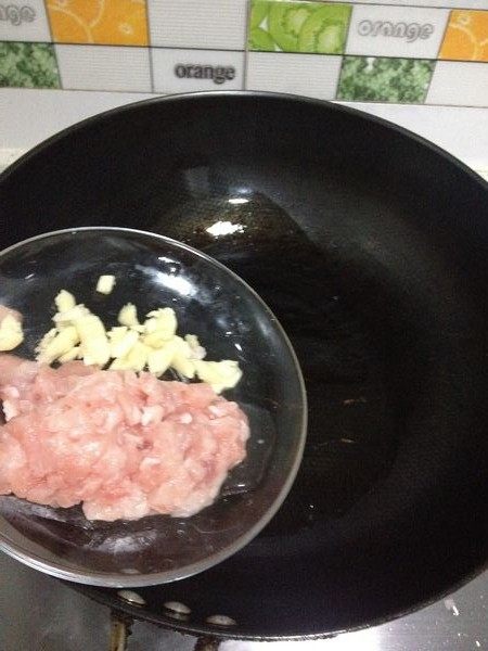 蒜香肉末莴笋步骤2
