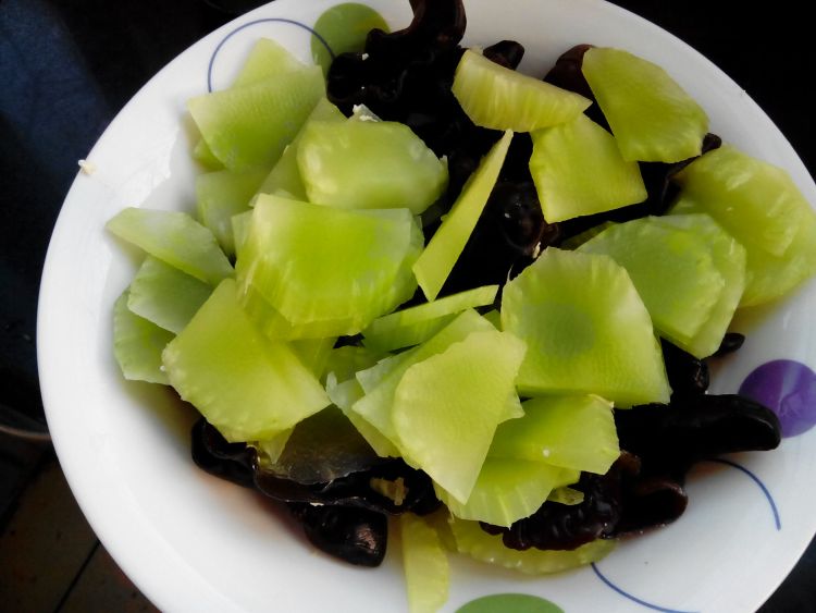 笋片木耳炒豆腐步骤1
