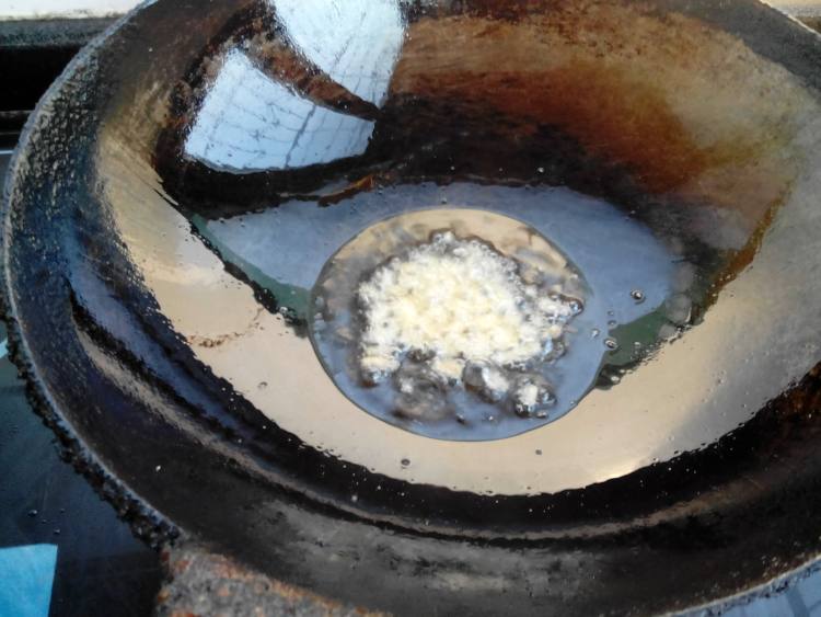 笋片木耳炒豆腐步骤4