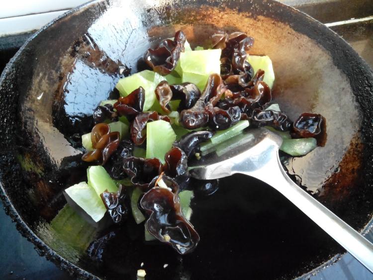 笋片木耳炒豆腐步骤5