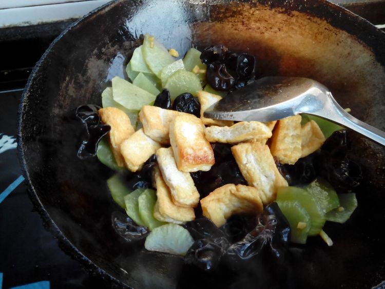笋片木耳炒豆腐步骤6