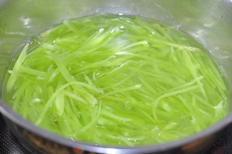 白灼莴笋丝步骤4