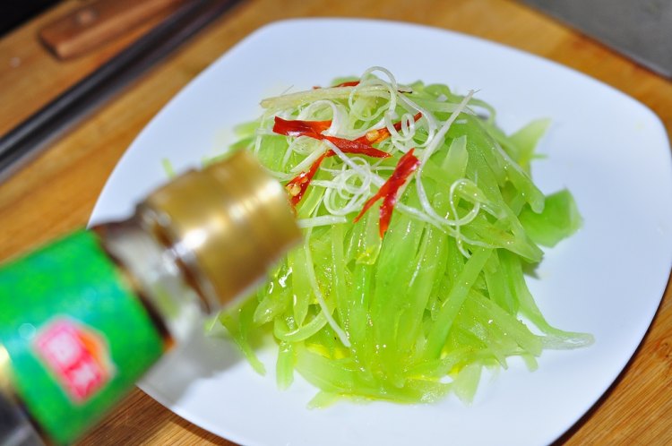 白灼莴笋丝步骤8