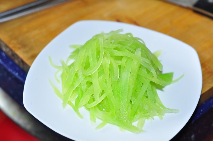 白灼莴笋丝步骤5